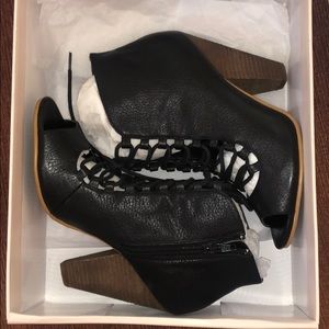 BO Addie Lea lace up bootie heel size 6.5